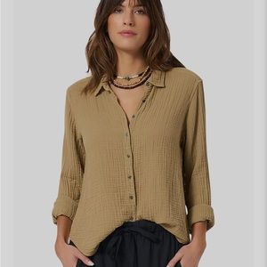 Xirena Scout Button Down in Tan